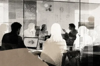 Editorial ilustrácia zobrazuje marketingovo-technologický tím počas pracovného stretnutia v modernej zasadacej miestnosti, kde diskutuje o AI konceptoch zobrazených na sklenených stenách a obrazovkách notebookov.