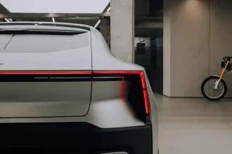 Zadná časť elektromobilu Polestar 4 s červeným LED svetelným pásom v modernom interiéri.