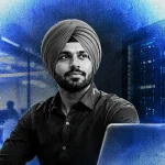 Indický IT profesionál s turbanom pracuje v modernom technologickom prostredí so servermi, notebookom a modrým digitálnym osvetlením.