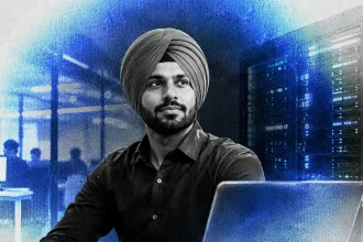 Indický IT profesionál s turbanom pracuje v modernom technologickom prostredí so servermi, notebookom a modrým digitálnym osvetlením.