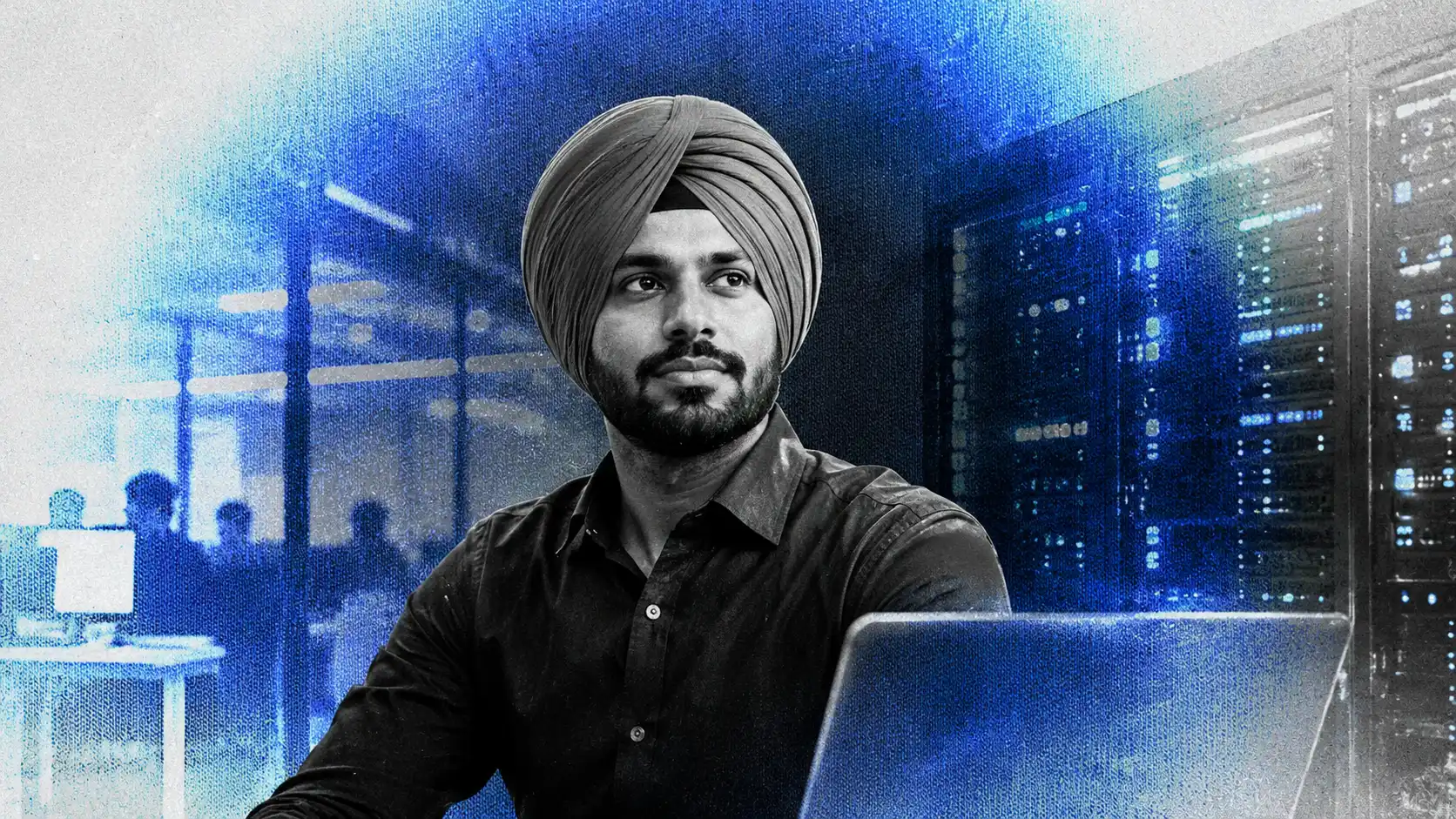 Indický IT profesionál s turbanom pracuje v modernom technologickom prostredí so servermi, notebookom a modrým digitálnym osvetlením.