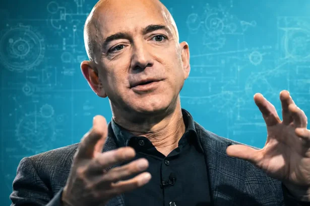 Jeff Bezos gestikuluje počas prezentácie na modrom technologickom pozadí s nákresmi a schémami, ktoré evokujú inovácie, umelú inteligenciu a veľké technologické vízie.