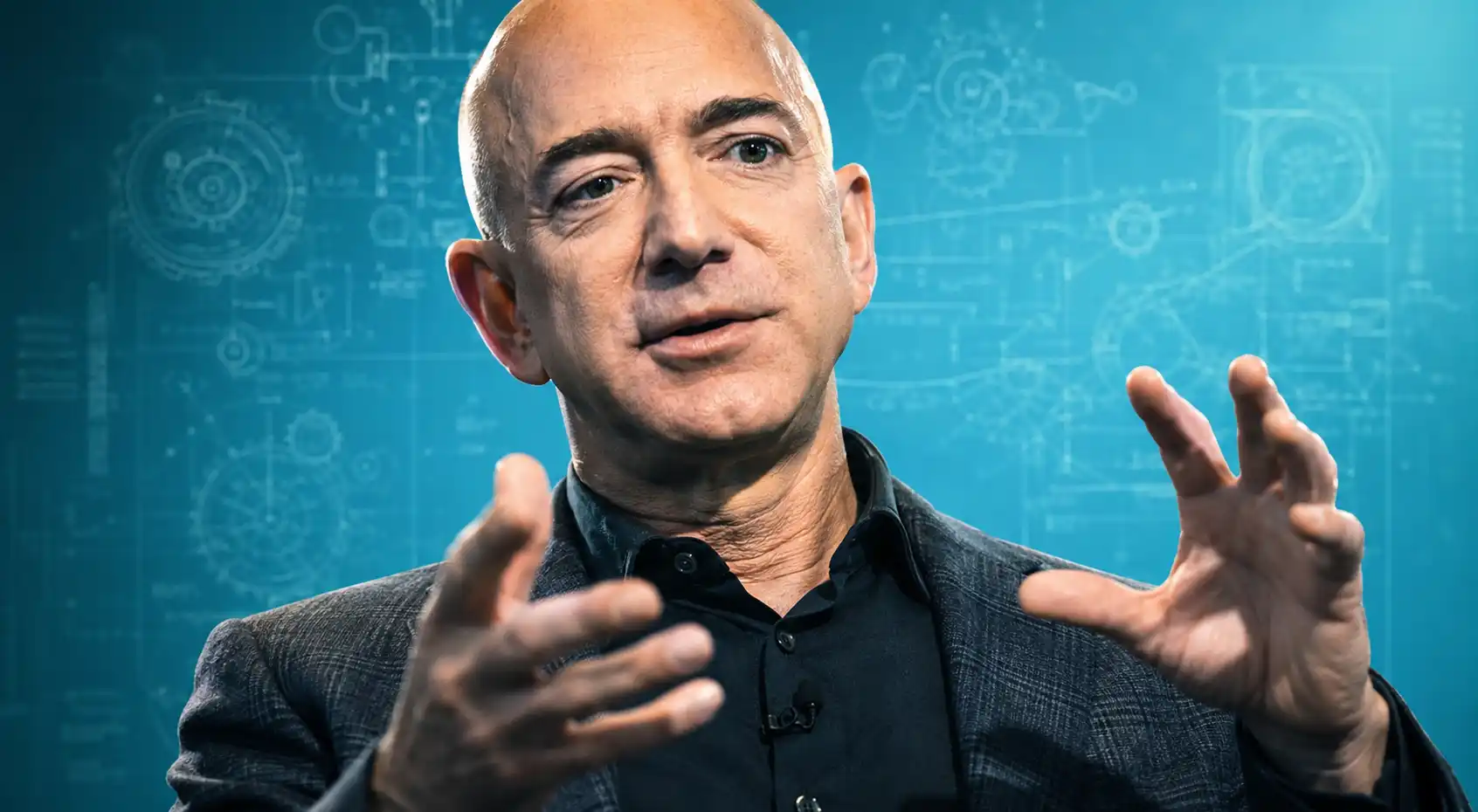 Jeff Bezos gestikuluje počas prezentácie na modrom technologickom pozadí s nákresmi a schémami, ktoré evokujú inovácie, umelú inteligenciu a veľké technologické vízie.