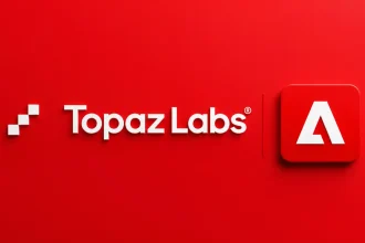 Logá spoločností Adobe a Topaz Labs vedľa seba na červenom pozadí symbolizujú akvizíciu a spojenie ich technológií v oblasti AI zlepšovania obrazu a videa.