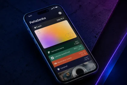 iPhone so zobrazenou digitálnou peňaženkou na tmavom futuristickom pozadí s neónovým osvetlením.