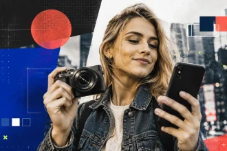 Dievča drží kompaktný fotoaparát vedľa smartfónu v modernej mestskej scéne s jemnými digitálnymi prvkami vizuálnej identity.