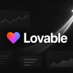 Logo Lovable na tmavom pozadí s analytickými grafmi a výraznou rastovou šípkou smerujúcou nahor, symbolizujúcou rýchly rast platformy a build economy.