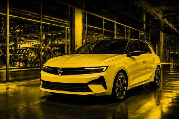 Opel Astra v modernej nemeckej výrobnej hale symbolizuje ponechanie výroby modelu v domácej továrni.