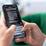 Používateľ píše do aplikácie ChatGPT na smartfóne a pokračuje v textovej konverzácii.