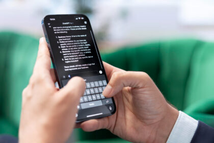 Používateľ píše do aplikácie ChatGPT na smartfóne a pokračuje v textovej konverzácii.