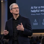 Tim Cook počas technologickej prezentácie o umelej inteligencii pred veľkým konferenčným publikom.